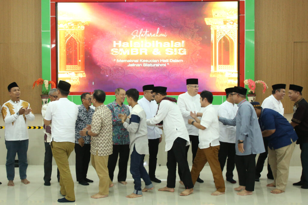 orang-orang sedang berkumpul untuk berjabat tangan setelah acara dilaksanakan